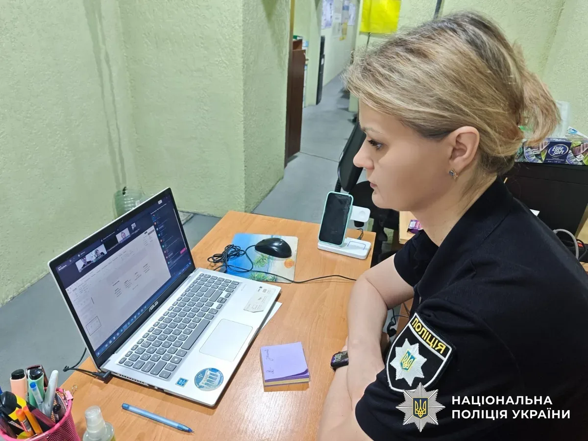 Поліцейські Херсонщини під час вебінару з безбар'єрної комунікації для взаємодії з людьми з інвалідністю 8