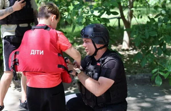 Поліція евакуювала матір з дитиною та двох тварин із найнебезпечнішого району Херсона