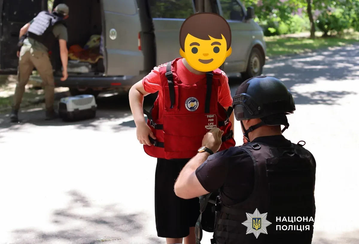 Поліцейські та волонтери евакуюють жінку з дитиною та домашніми тваринами з обстрілюваного району Херсона. 2