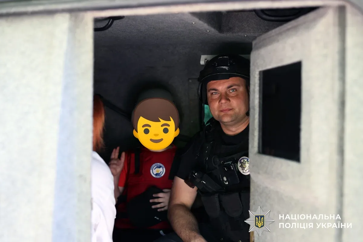 Поліцейські та волонтери евакуюють жінку з дитиною та домашніми тваринами з обстрілюваного району Херсона. 3