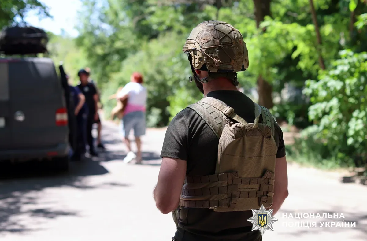 Поліцейські та волонтери евакуюють жінку з дитиною та домашніми тваринами з обстрілюваного району Херсона. 5