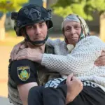 Поліцейські Херсонщини евакуюють літню жінку з небезпечної зони під обстрілами та дронами