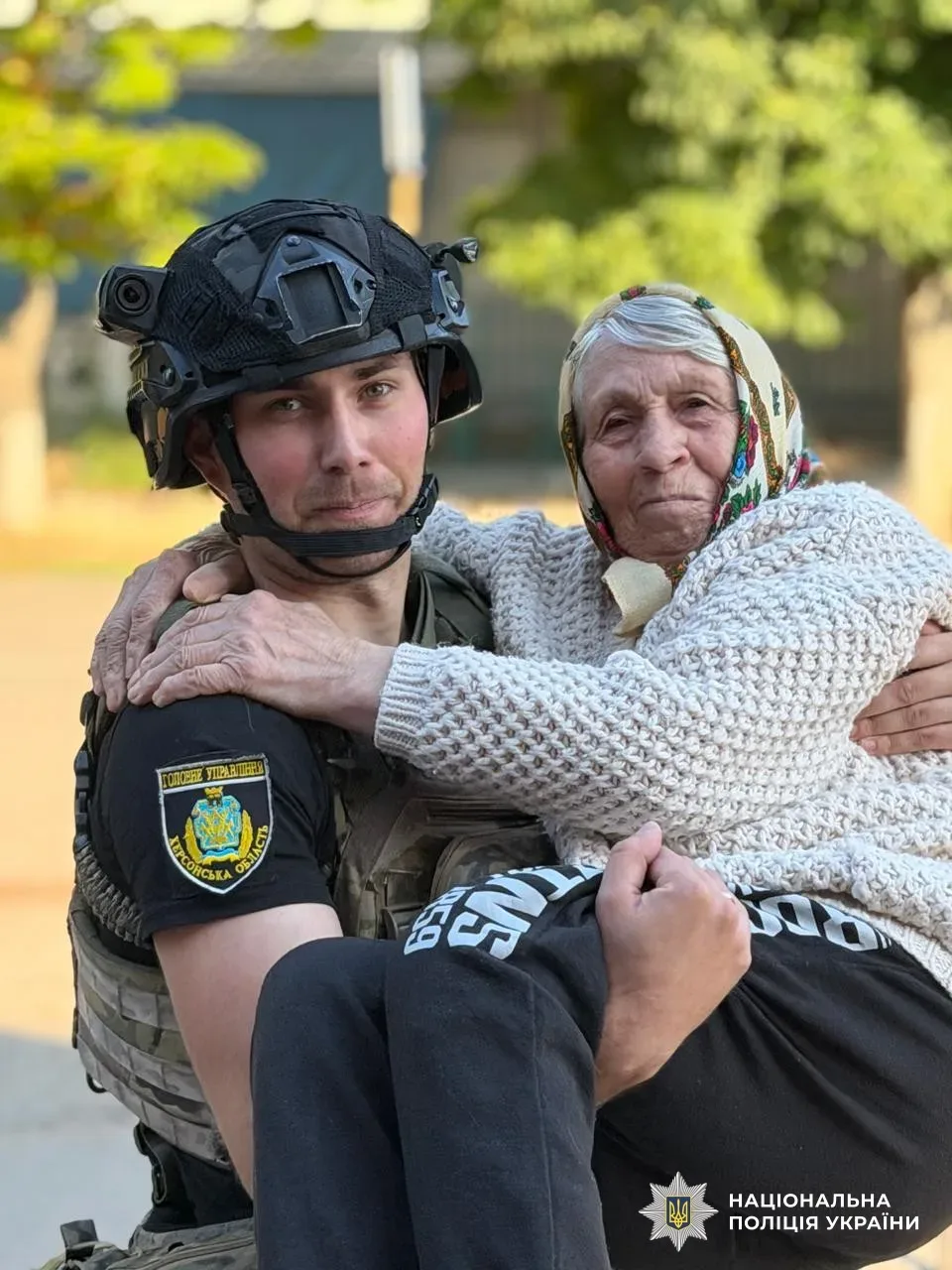 Поліцейські Херсонщини евакуюють літню жінку з небезпечної зони під обстрілами та дронами 1
