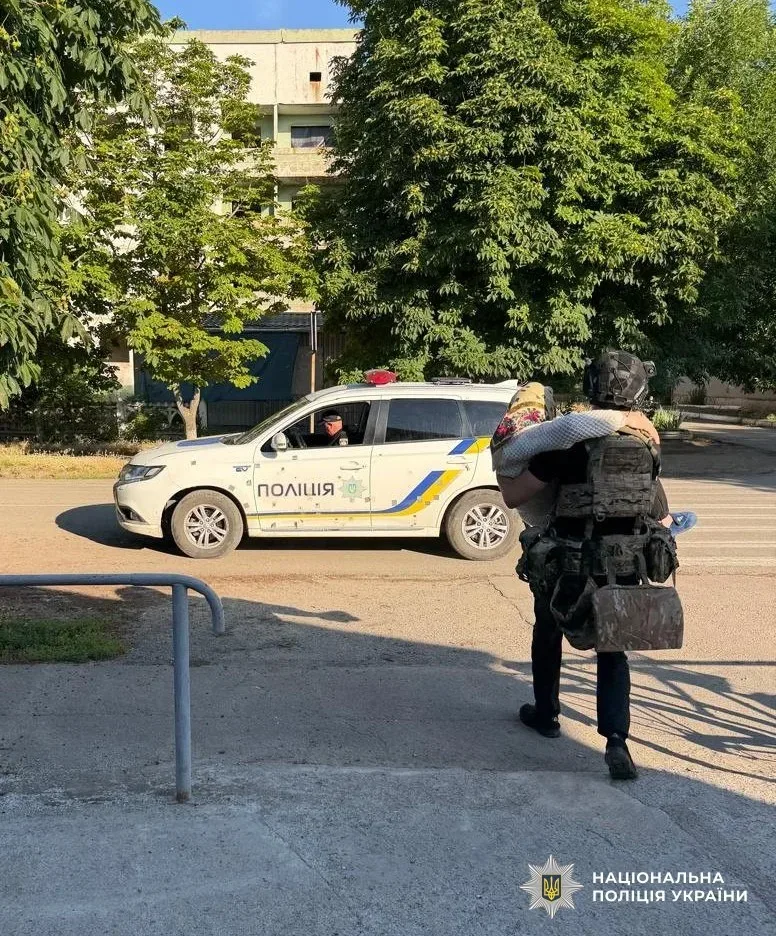 Поліцейські Херсонщини евакуюють літню жінку з небезпечної зони під обстрілами та дронами 3