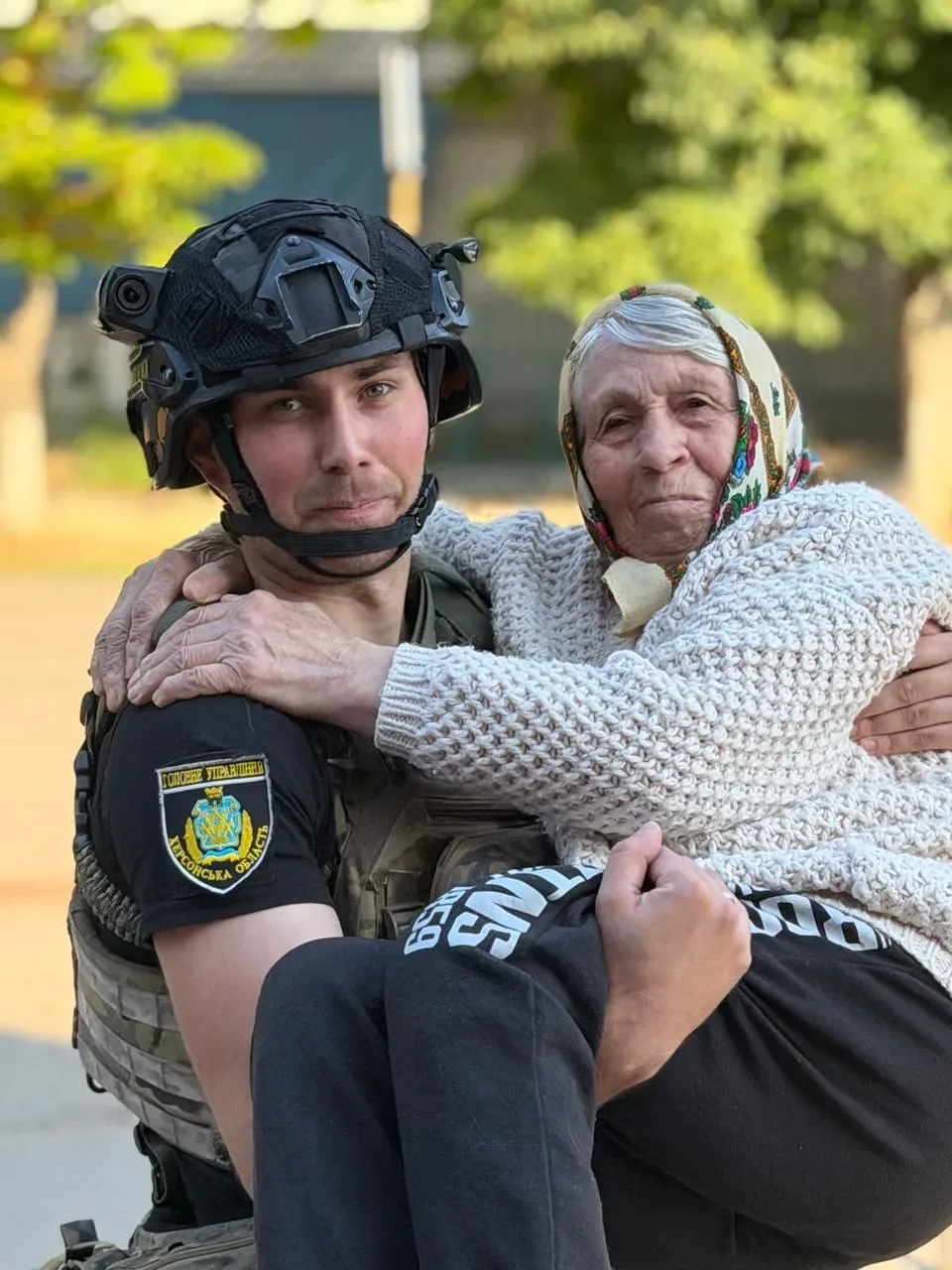 Поліцейські Херсонщини евакуюють літню жінку з небезпечної зони під обстрілами та дронами 4
