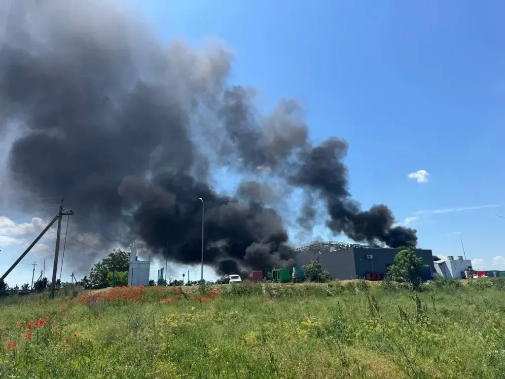 Поліція показала порятунок 2 поранених після удару безпілотника по АЗС на Херсонщині