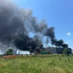 Патрульні поліцейські та рятувальники надають допомогу пораненим після удару безпілотника по АЗС