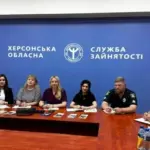 Представники поліції та центру зайнятості на зустрічі в Херсоні обговорюють програми підтримки для ветеранів війни.
