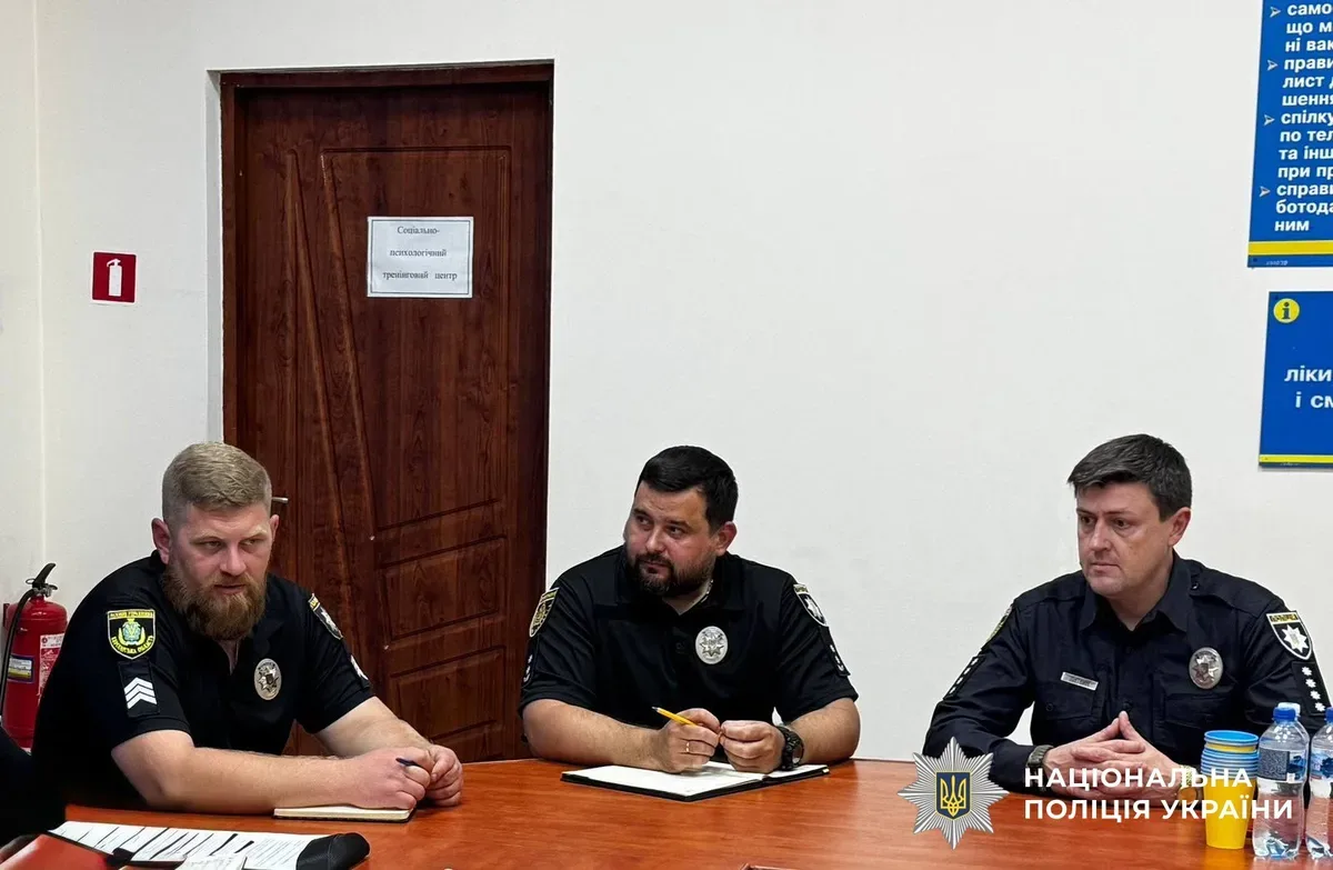 Представники поліції та центру зайнятості на зустрічі в Херсоні обговорюють програми підтримки для ветеранів війни. 2