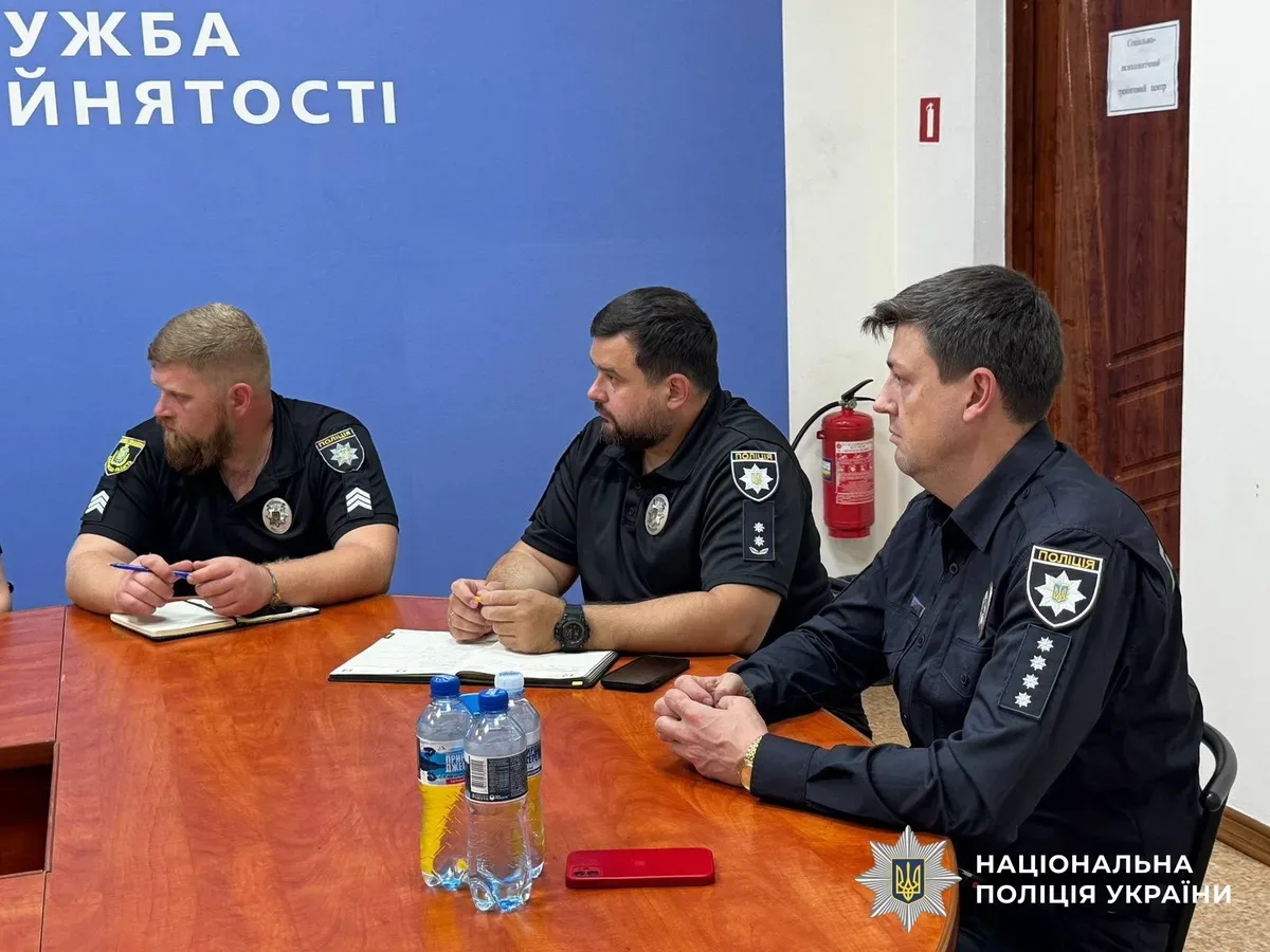 Представники поліції та центру зайнятості на зустрічі в Херсоні обговорюють програми підтримки для ветеранів війни. 3