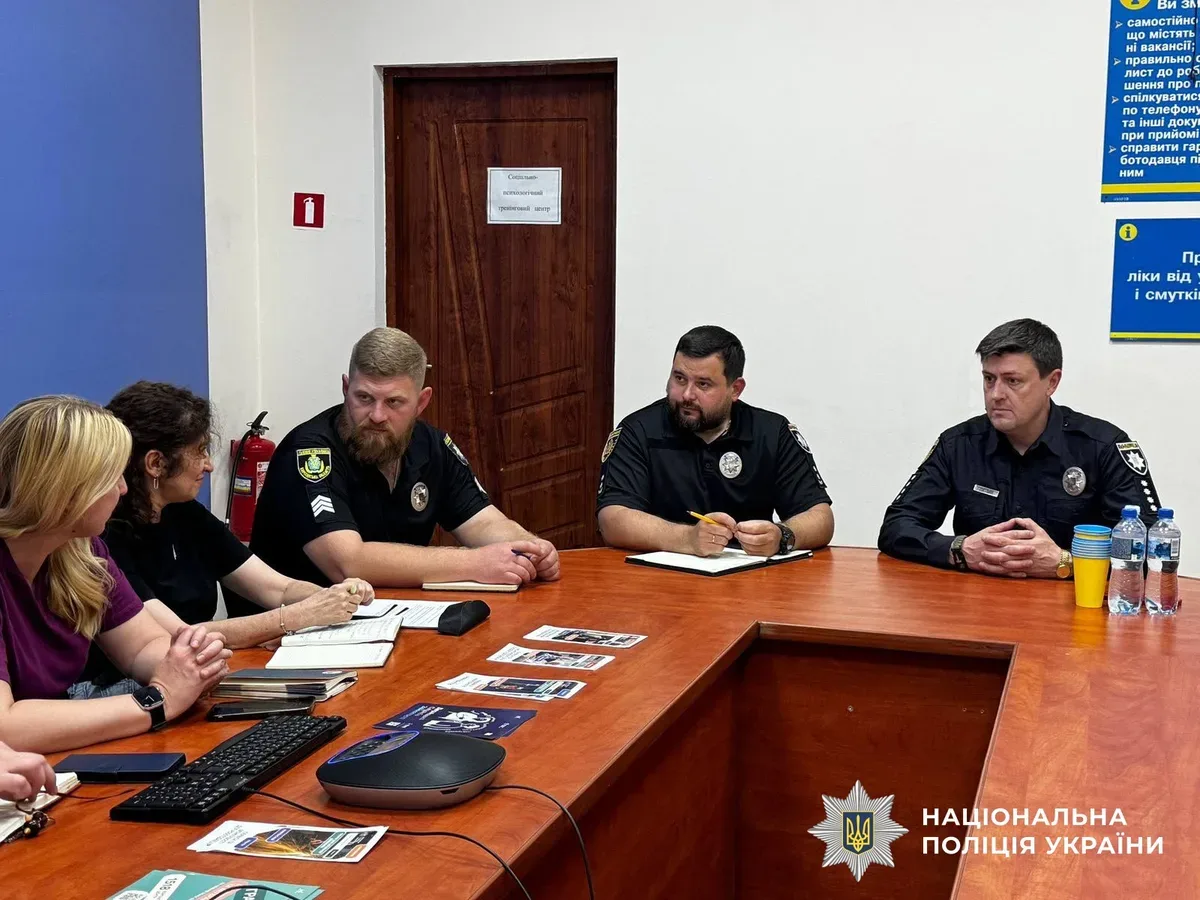 Представники поліції та центру зайнятості на зустрічі в Херсоні обговорюють програми підтримки для ветеранів війни. 5