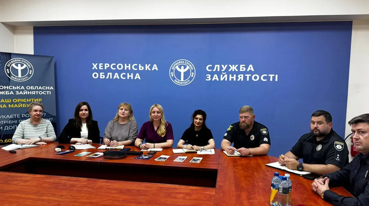 Представники поліції та центру зайнятості на зустрічі в Херсоні обговорюють програми підтримки для ветеранів війни. 6