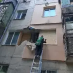 Комунальники прибирають вулиці Херсона від уламків та сміття після російських обстрілів