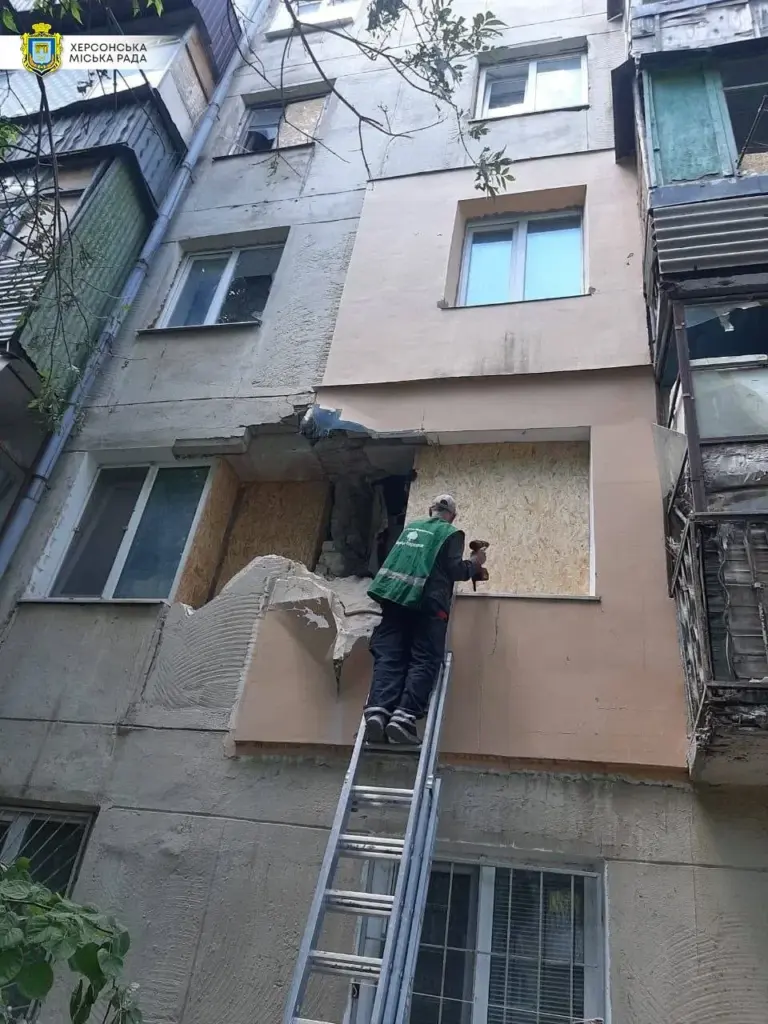 Понад 100 комунальників щодня прибирали Херсон після обстрілів протягом тижня