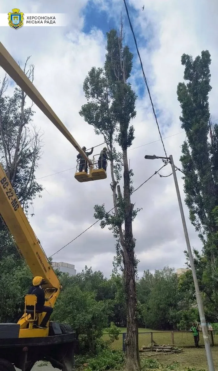 Комунальники прибирають вулиці Херсона від уламків та сміття після російських обстрілів 2