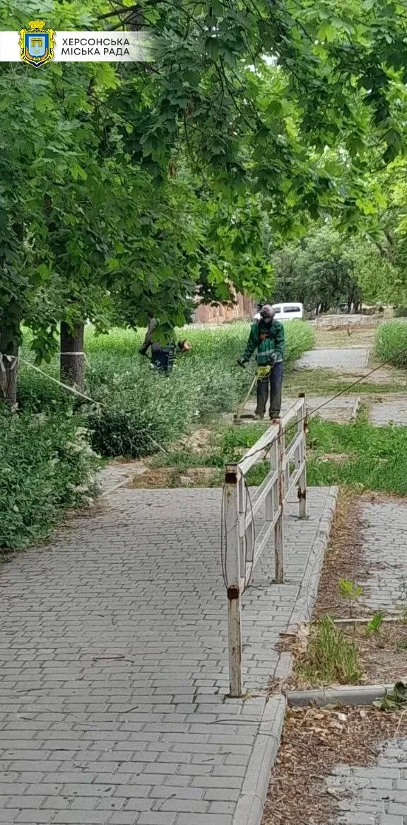Комунальники прибирають вулиці Херсона від уламків та сміття після російських обстрілів 4