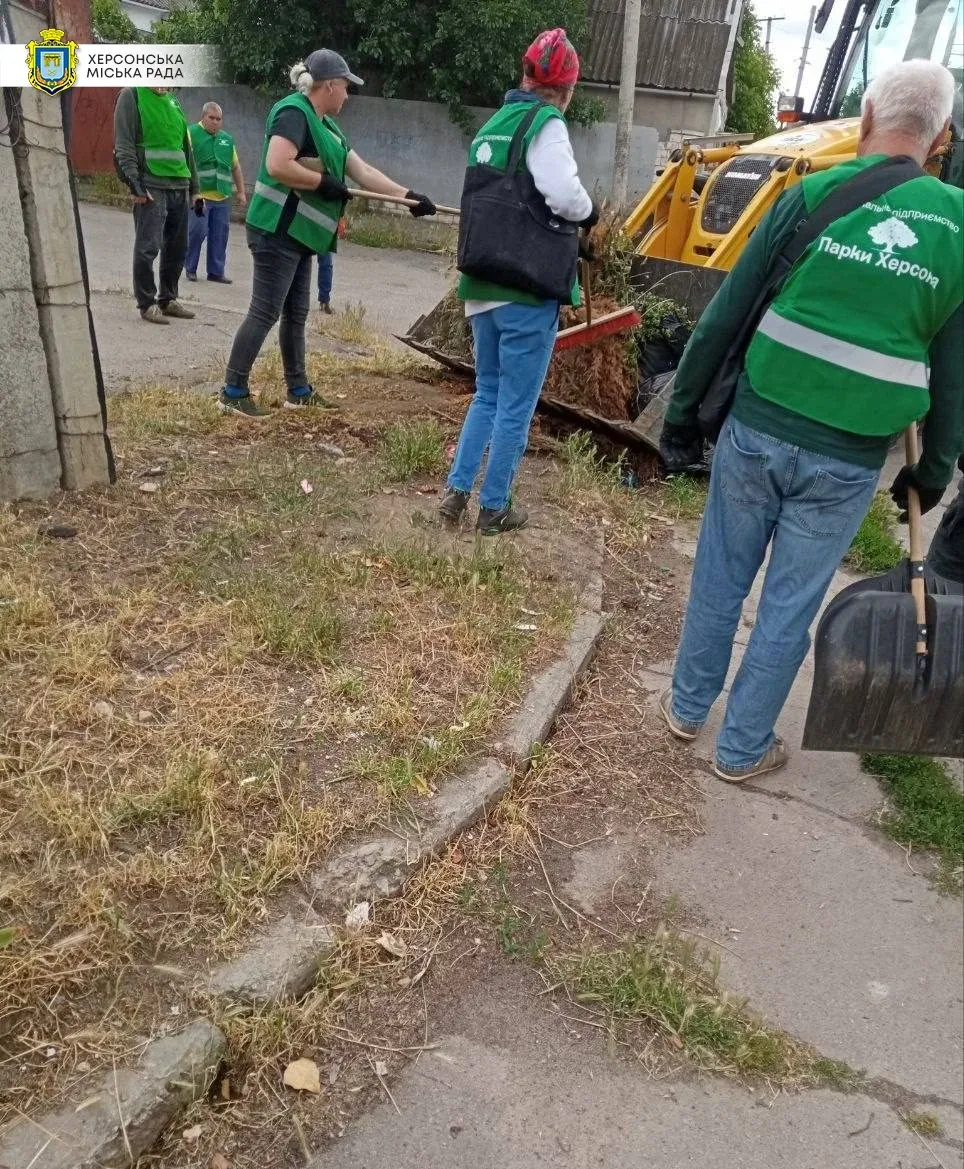 Комунальники прибирають вулиці Херсона від уламків та сміття після російських обстрілів 7
