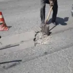 Понад 20 комунальників щодня ремонтують дороги в Корабельному та Центральному районах Херсона