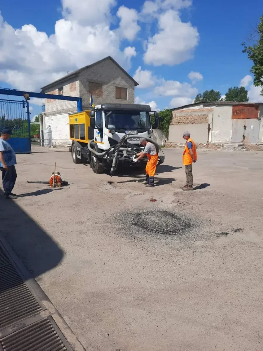 Понад 20 комунальників щодня ремонтують дороги в Корабельному та Центральному районах Херсона 1
