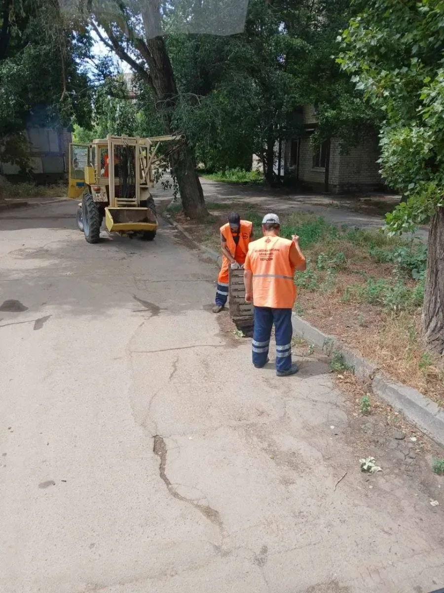 Понад 20 комунальників щодня ремонтують дороги в Корабельному та Центральному районах Херсона 2