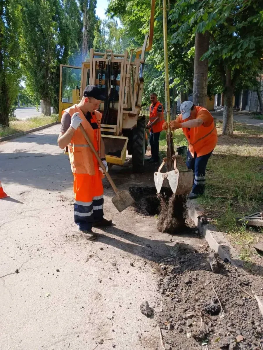 Понад 20 комунальників щодня ремонтують дороги в Корабельному та Центральному районах Херсона 5