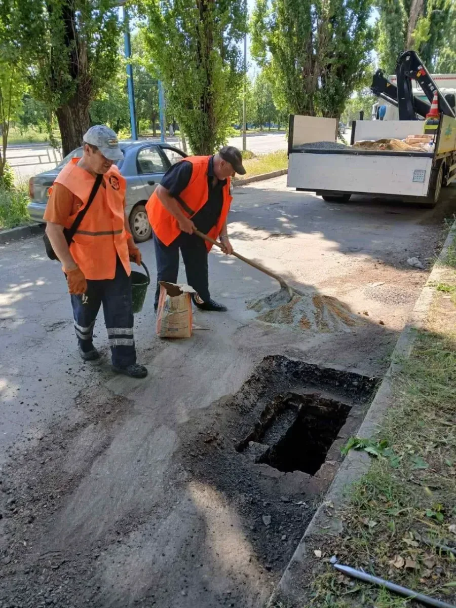 Понад 20 комунальників щодня ремонтують дороги в Корабельному та Центральному районах Херсона 6