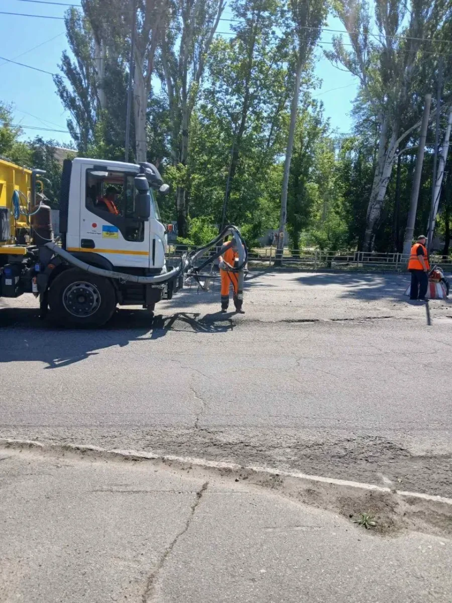 Понад 20 комунальників щодня ремонтують дороги в Корабельному та Центральному районах Херсона 7