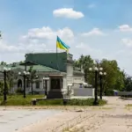 Зруйновані будинки в Херсоні після російських атак, наслідки обстрілів та ударів дронів, допомога постраждалим цивільним