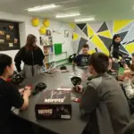 Діти та дорослі на груповому занятті з психологом або освітньому заході у Херсоні