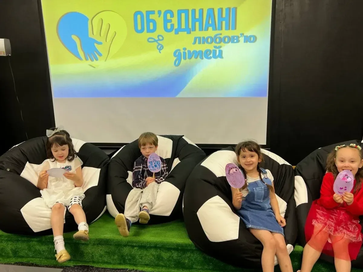 Діти та дорослі на груповому занятті з психологом або освітньому заході у Херсоні 3