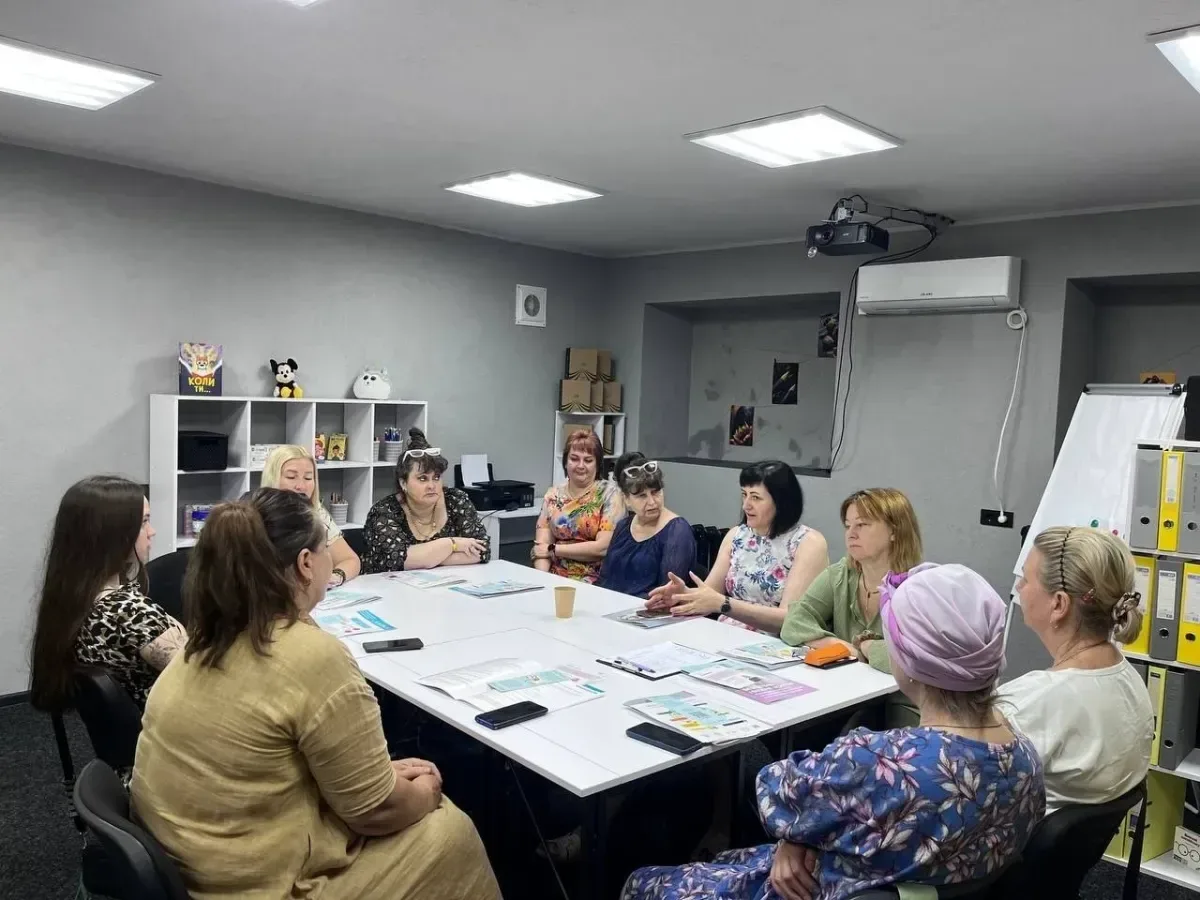 Діти та дорослі на груповому занятті з психологом або освітньому заході у Херсоні 8
