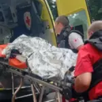 Медичні працівники евакуюють пацієнтів з лікарні в Херсоні після удару дроном