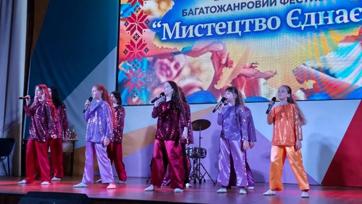 Учасники фестивалю «Мистецтво єднає» виступають на сцені Херсонського обласного палацу культури 1