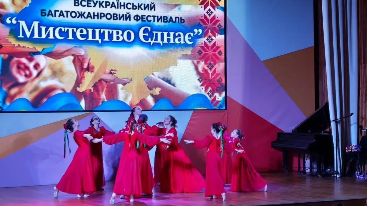 Учасники фестивалю «Мистецтво єднає» виступають на сцені Херсонського обласного палацу культури 2