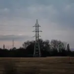 Свічка освітлює кімнату, на задньому плані - затемнене вікно. Символ відсутності світла