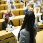 Студенти біля будівлі університету, символізуючи вступ через освітні центри для абітурієнтів з окупації.