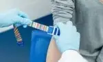 Жінка проходить медичне обстеження, лікар пояснює результати, програма Скринінг здоров'я 40+