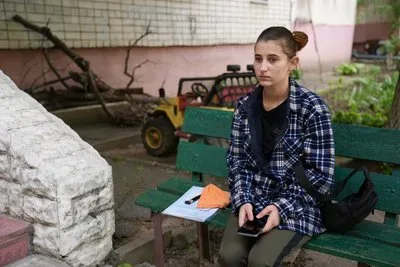 Платіжка за комунальні послуги на тлі пошкодженого житла в Херсоні 2