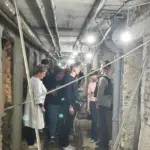 Делегація Project HOPE під час візиту до медичного закладу на Херсонщині, обговорюючи підтримку та передаючи гуманітарну допомогу.