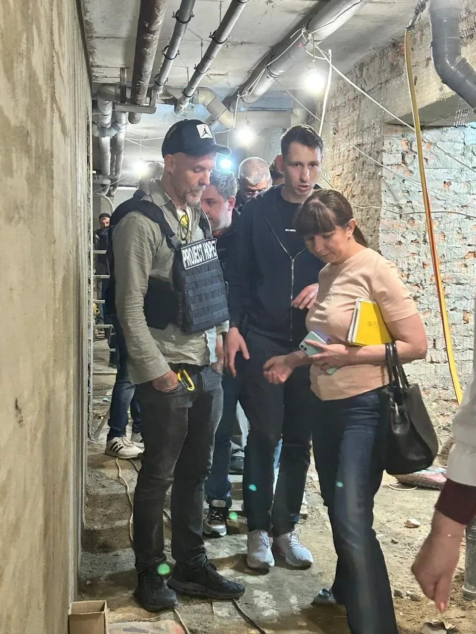Делегація Project HOPE під час візиту до медичного закладу на Херсонщині, обговорюючи підтримку та передаючи гуманітарну допомогу. 1