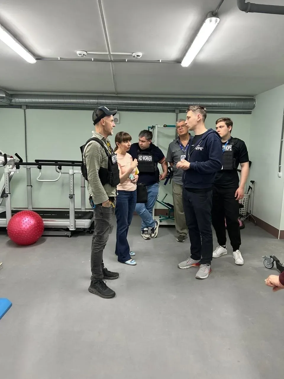 Делегація Project HOPE під час візиту до медичного закладу на Херсонщині, обговорюючи підтримку та передаючи гуманітарну допомогу. 2