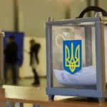 Пластикові скриньки для анкет та урни для голосування, які закуповує Херсонська прокуратура.