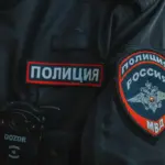 Символічне зображення правосуддя або поліцейського знака на фоні окупованої території