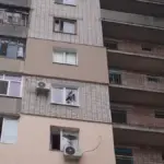 Рятувальники надають допомогу постраждалим від атаки дрона в Херсоні