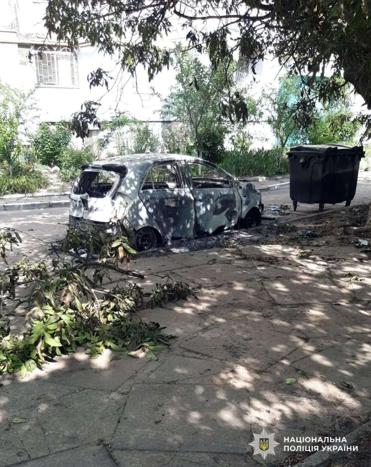 Наслідки російських обстрілів Херсонщини, пошкоджений будинок та автомобіль 2