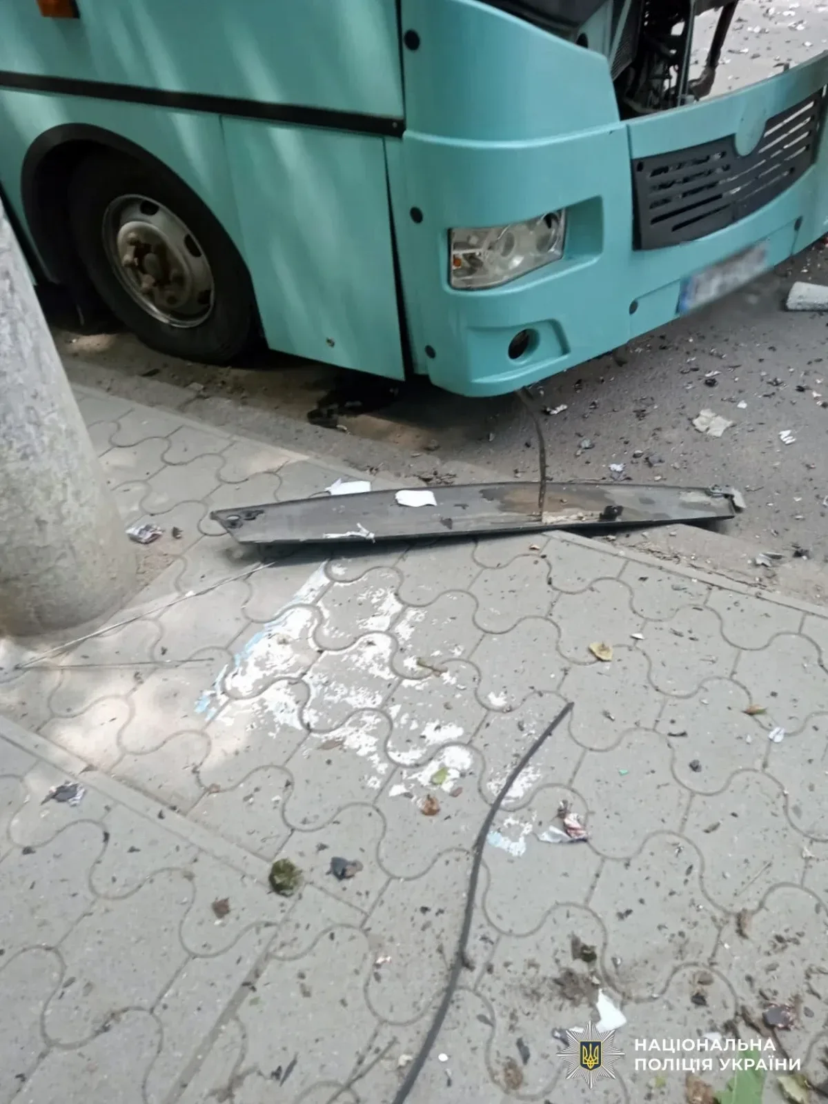 Наслідки російських обстрілів Херсонщини, пошкоджений будинок та автомобіль 5