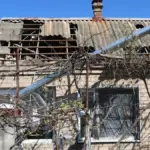 Наслідки артилерійського обстрілу села Таврійське на Херсонщині, пошкодження та уламки