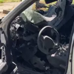 Пошкоджений автомобіль після атаки дрона в центрі Херсона