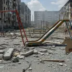 Наслідки атаки російського дрона на центр Херсона, постраждала мати з трьома дітьми