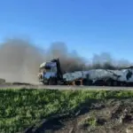 Російська військова техніка, що рухається польовою дорогою на лівобережжі Херсонщини